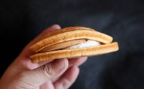 食感に賛否両論。『マリービスケット』が丸ごと入った【ファミマ】の新商品