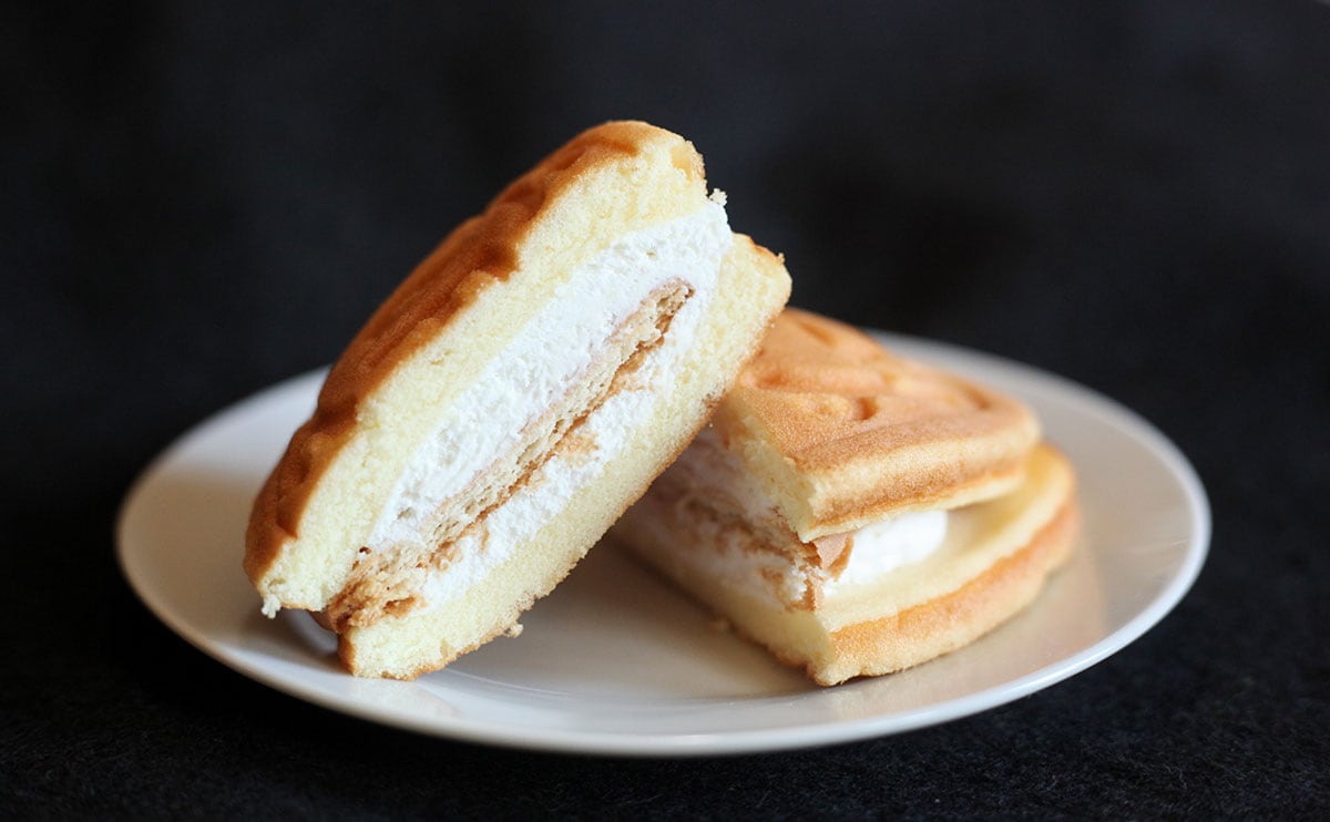 食感に賛否両論。『マリービスケット』が丸ごと入った【ファミマ】の新商品