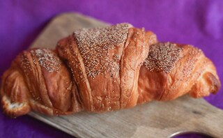 けしの実がぶわーっ！【ファミマ】の『あんぱん』は普通じゃない!?