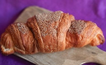 けしの実がぶわーっ！【ファミマ】の『あんぱん』は普通じゃない!?