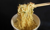 “1位”に輝いた人気店が監修。箱買いしたい【ファミマ】の『カップ麺』