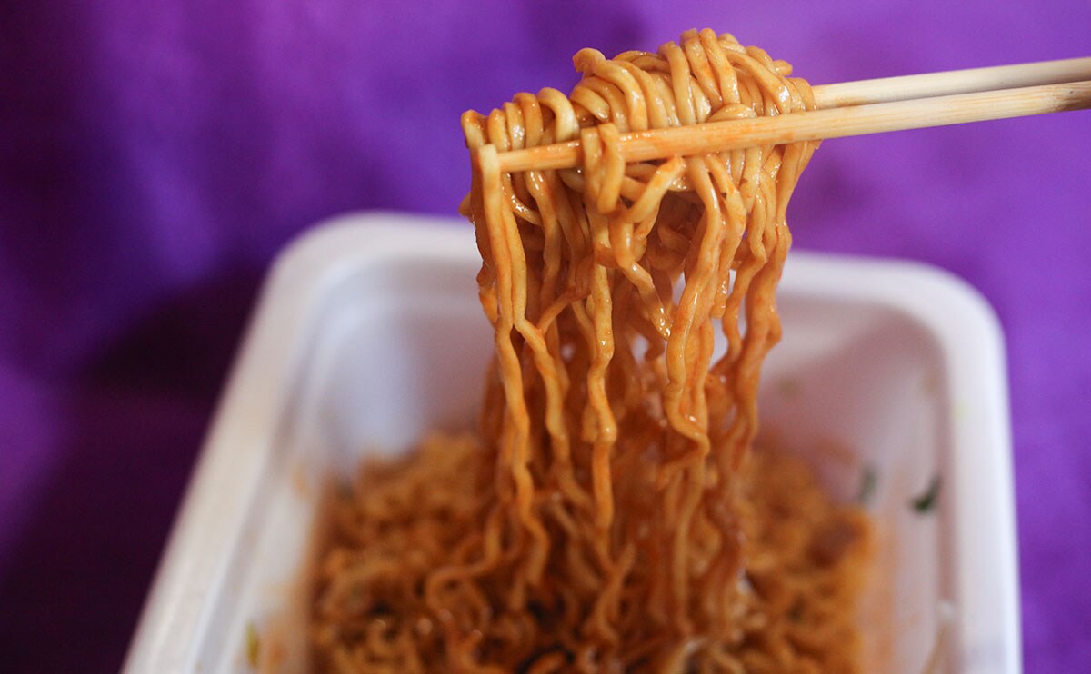 ピリッとクセになる。【ファミマ】限定の『まぜそば』は“旨辛”です