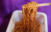 ピリッとクセになる。【ファミマ】限定の『まぜそば』は“旨辛”です