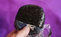 「ハマってる」「大きくてびっくり」【ファミマ】で買った『呪霊玉』、実はおいしい!?