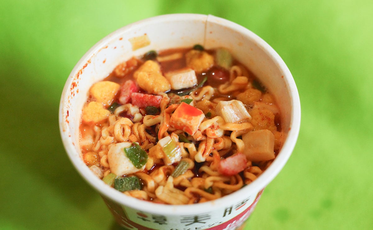「高評価」「具だくさん」【ローソン】の韓国風ピリ辛カップ麺