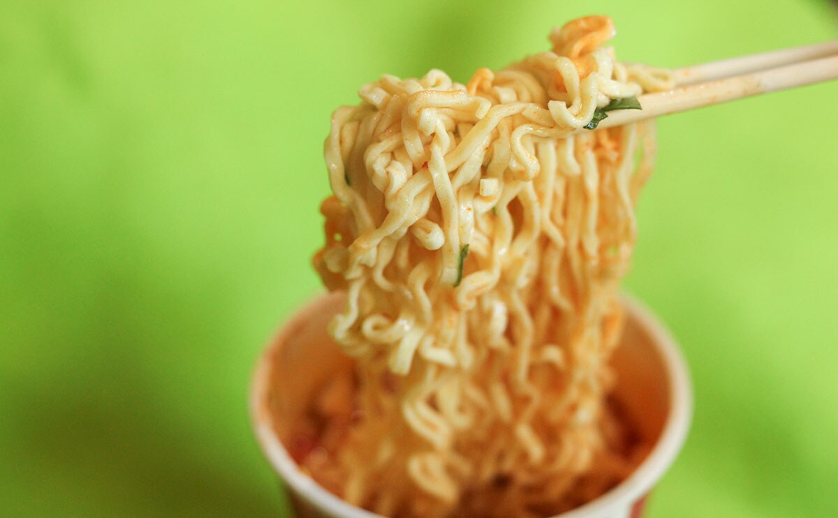 「高評価」「具だくさん」【ローソン】の韓国風ピリ辛カップ麺