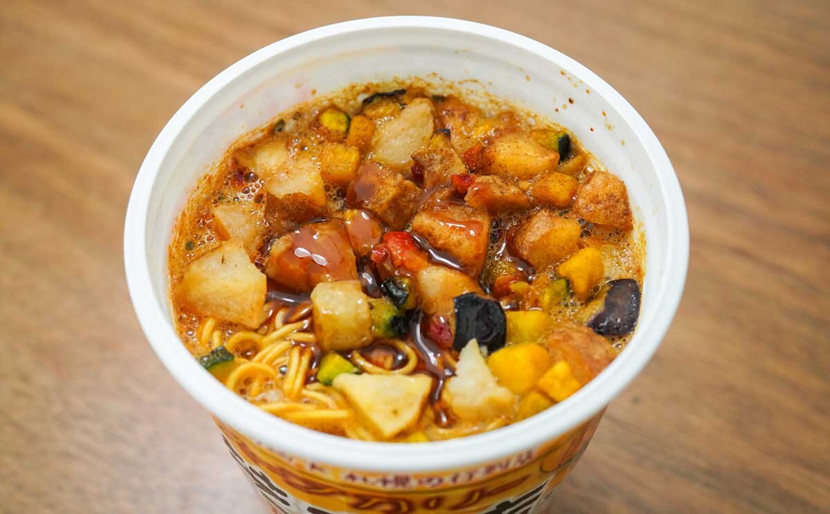 「お店の味みたい」【セブン】行列店監修のカップ麺が具材ごろごろでウマい