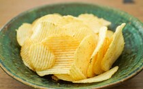 全国のコンビニで買えるポテトチップスがクセになるウマさだった