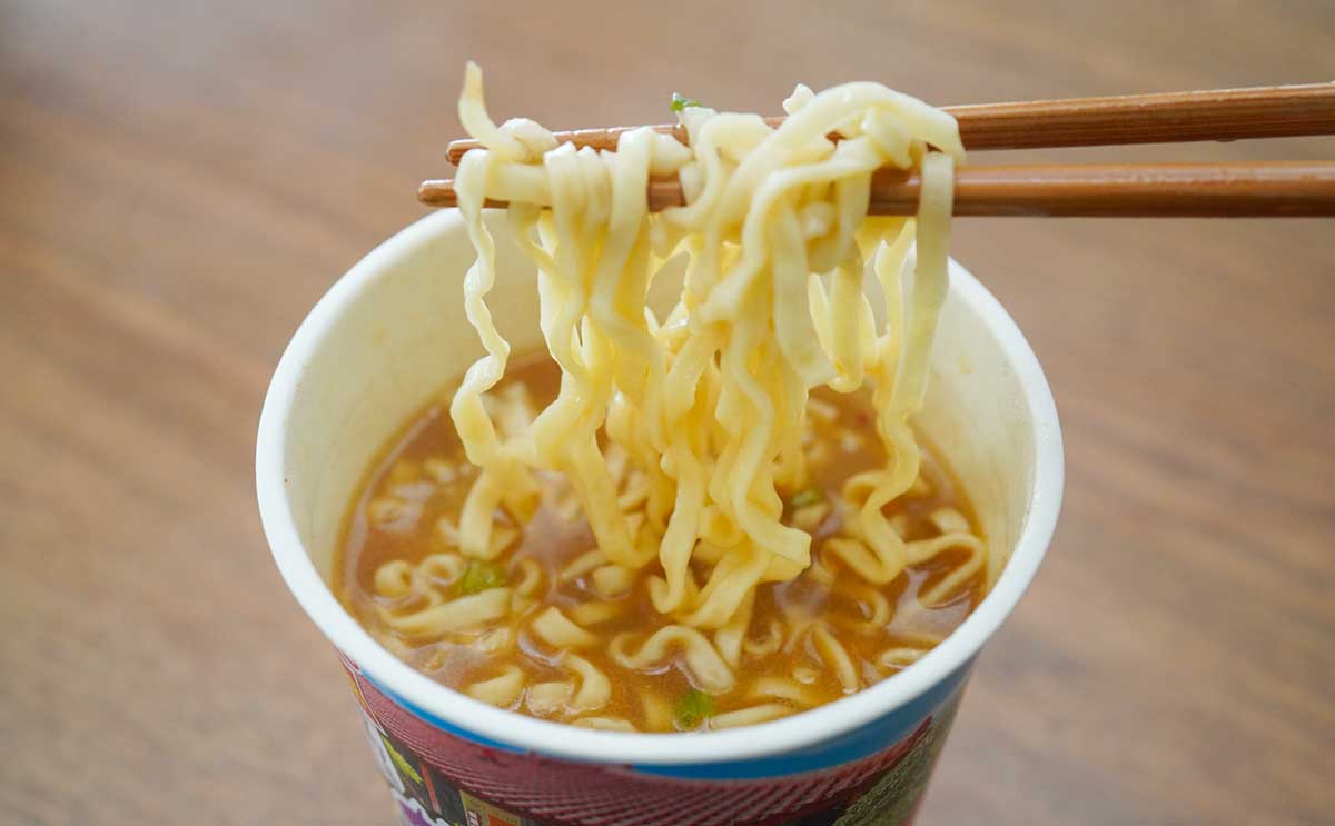 「お店に行ってみたい」「コンビニで買えるの!?」行列店の一杯がカップ麺に