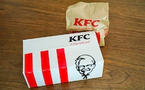 「両手で食べる！」「おめでとう」【ケンタッキー】の限定パックが話題に