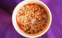 【ファミマ】限定のカップ麺が“ほぼカップヌードル”だった