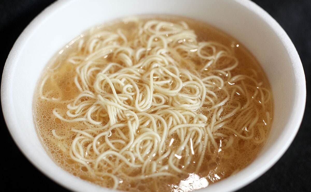「満足できる」「300円は高い」賛否両論の超超超シンプルカップ麺