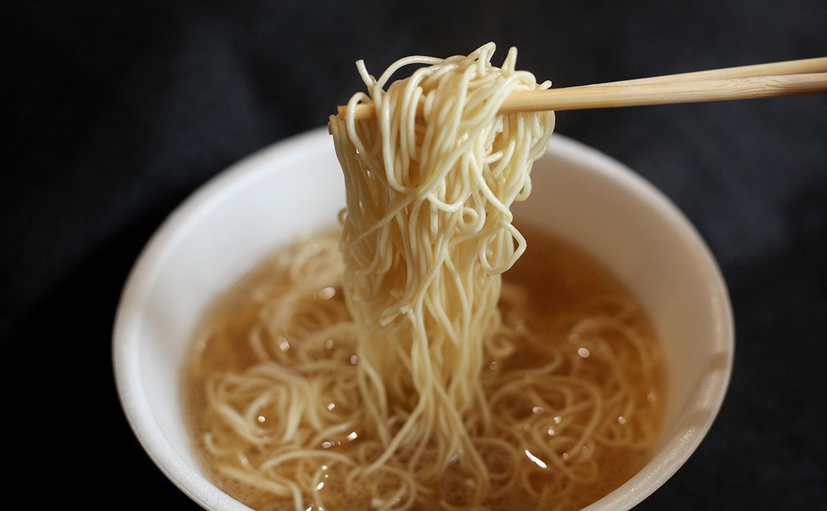 「満足できる」「300円は高い」賛否両論の超超超シンプルカップ麺