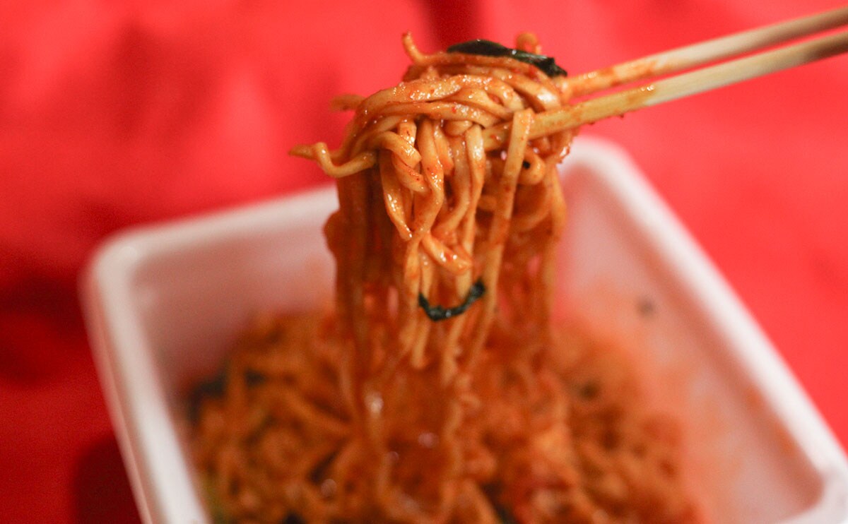 “痺れ”がクセになる。人気店監修のカップ麺は【ファミマ】で買える！【おすすめ3品】