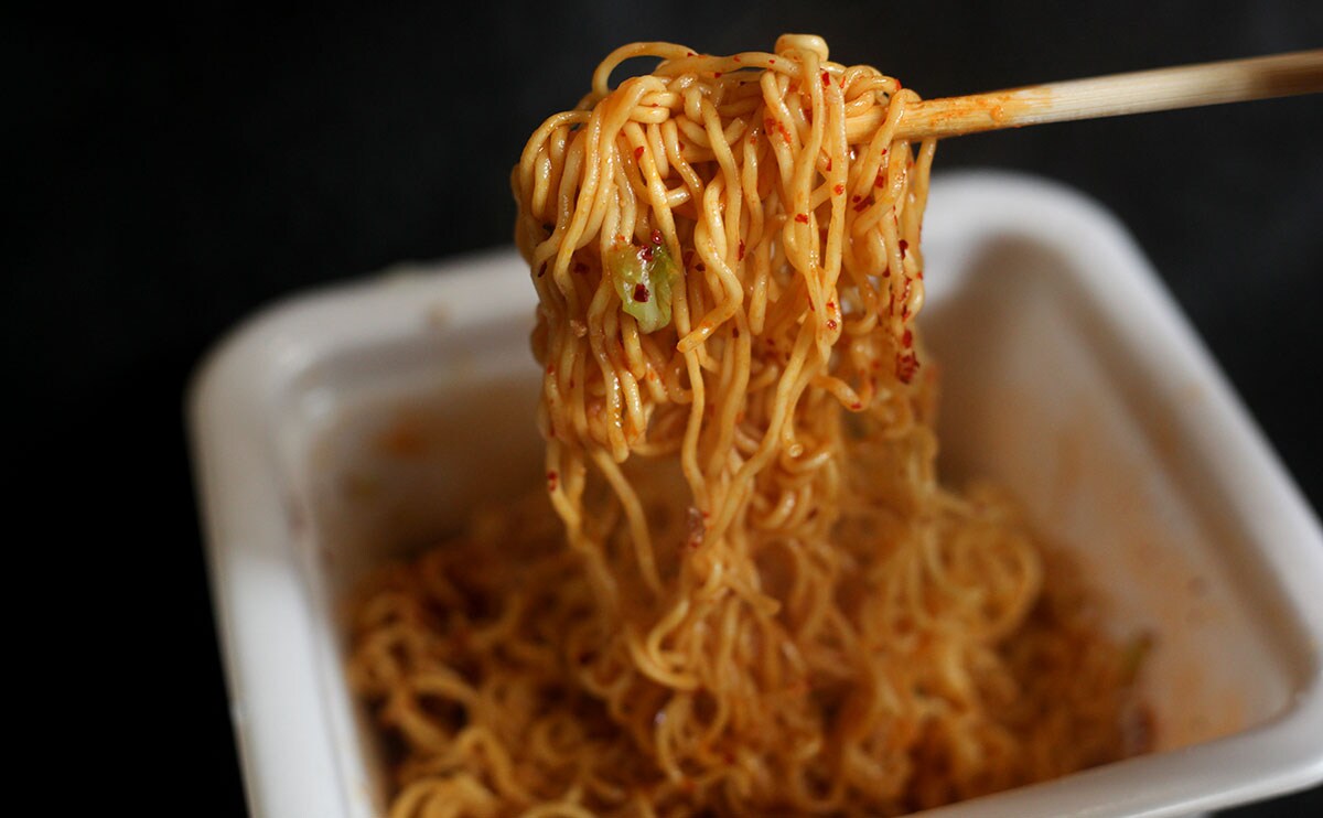 “痺れ”がクセになる。人気店監修のカップ麺は【ファミマ】で買える!【おすすめ3品】
