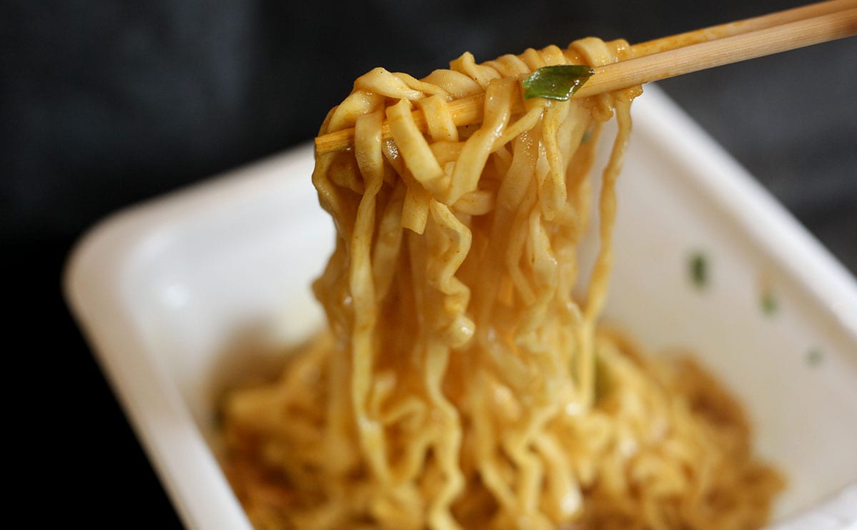 “痺れ”がクセになる。人気店監修のカップ麺は【ファミマ】で買える!【おすすめ3品】