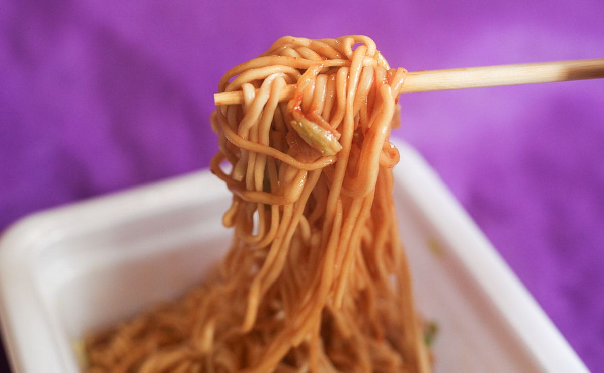 ガッツリ食べたいあなたに。行列店監修の【ファミマ】カップ麺はこってりうまい!