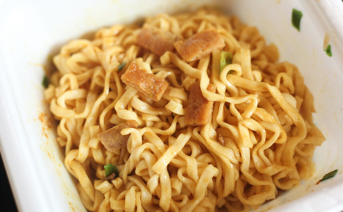 「買いだめしたい」「天才」【ファミマ】限定のカレーうどんは安定のおいしさ!