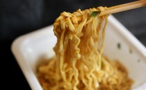 「買いだめしたい」「天才」【ファミマ】限定のカレーうどんは安定のおいしさ！