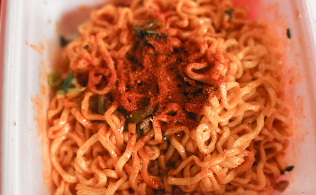 “痺れ”がクセになる。人気店監修のカップ麺は【ファミマ】で買える!