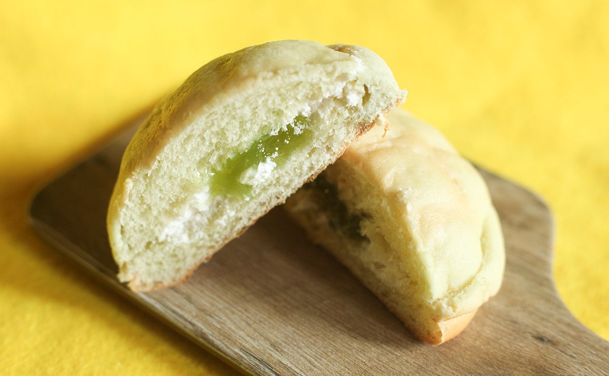 ありそうでなかった。【ローソン】のメロンパンは中に秘密が！