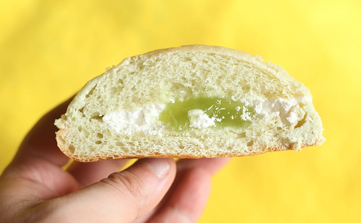 ありそうでなかった。【ローソン】のメロンパンは中に秘密が！