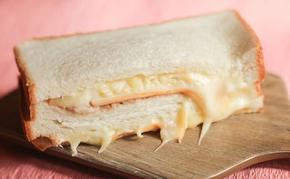 とろけすぎ注意！温かくてボリューミーな【ローソン】新サンドイッチ