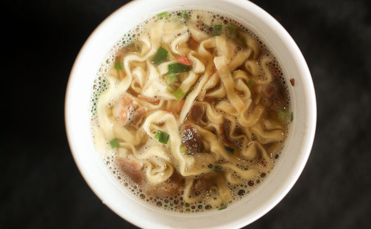 食べごたえがすごい。人気店監修の【ローソン】カップ麺は258円