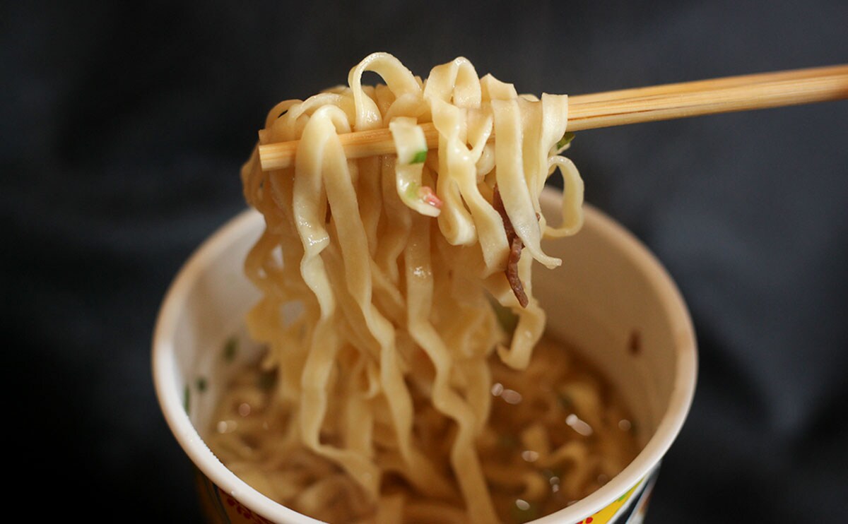 食べごたえがすごい。人気店監修の【ローソン】カップ麺は258円