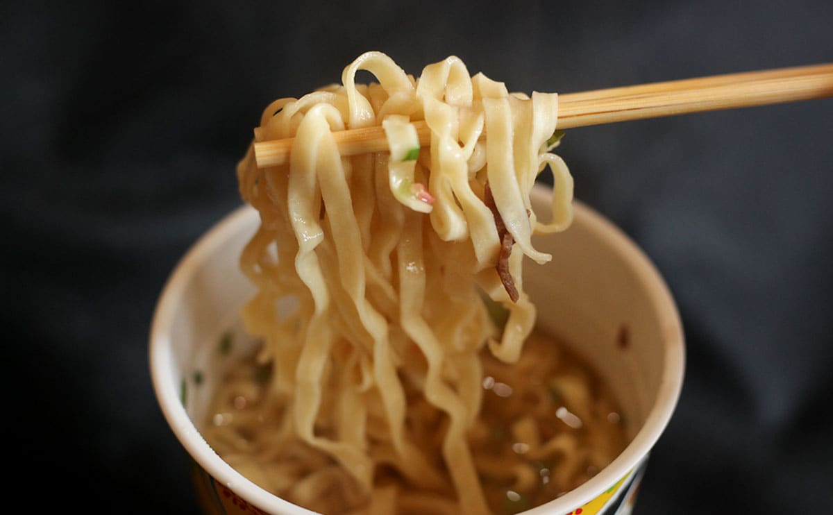 食べごたえがすごい。人気店監修の【ローソン】カップ麺は258円