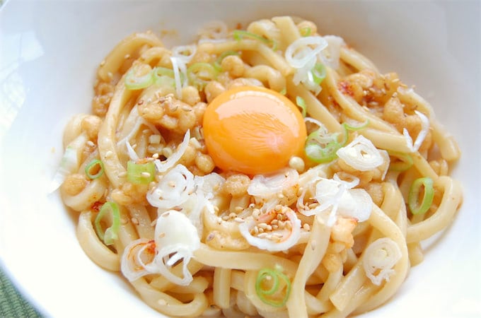 【5分でごはんだよ～】やる気ゼロでもOK！超ズボラ飯「たぬき油うどん」は焼肉のたれ使いで大優勝♪