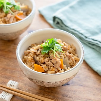 具だくさんでほっこりおいしい！「鶏そぼろごぼうの炊き込みごはん」