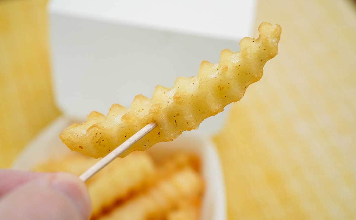【セブン】新発売のホットスナックを食べたら「マイクロマジックフライドポテト」を思い出した