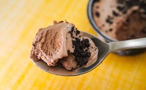 「硬くてスプーン折れそう」「罪深い味」新発売の【夜アイス】をまとめ買いしたい