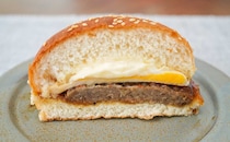 「美味でした」「けっこうイケる」【セブン】新発売バーガーとは