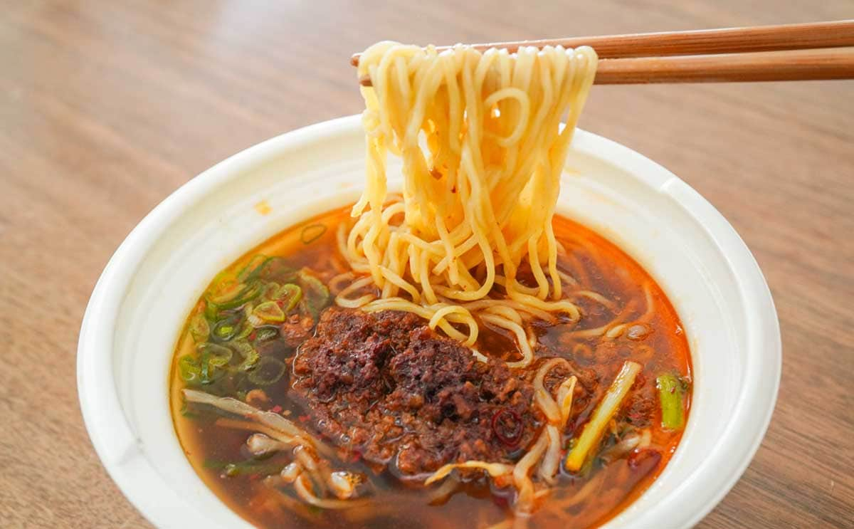 「クセになる」「めちゃくちゃうまい」【セブン】おすすめラーメンが食べやすい