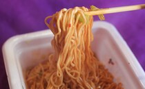 「旨辛」「箱買い悩むレベル」有名店の人気メニューがカップ麺に!?