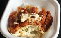 「俺得」「ごはんがすすむ」『ファミチキ』が丼ぶりメニューに!?