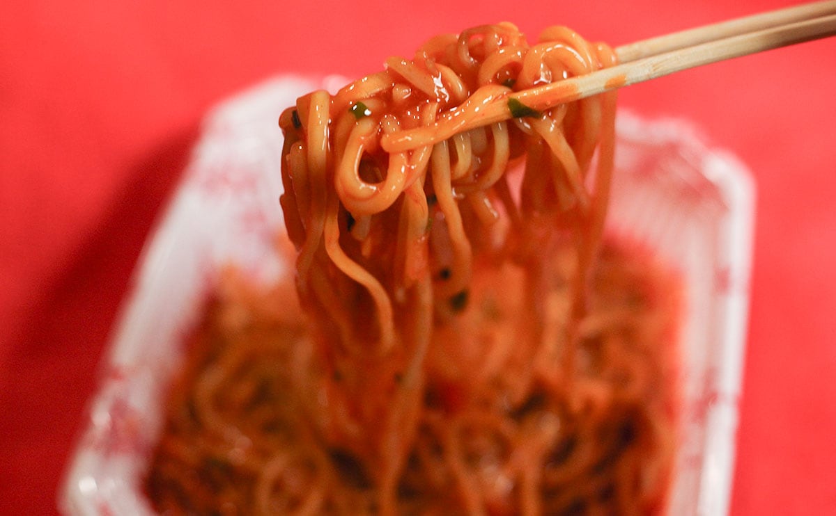 「くせになる」「バカうま」『ブルダック』の冷凍麺があるって知ってた？