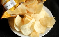 バター好きは要チェック。【ローソン】限定ポテチは“謎の粉”がポイントらしい
