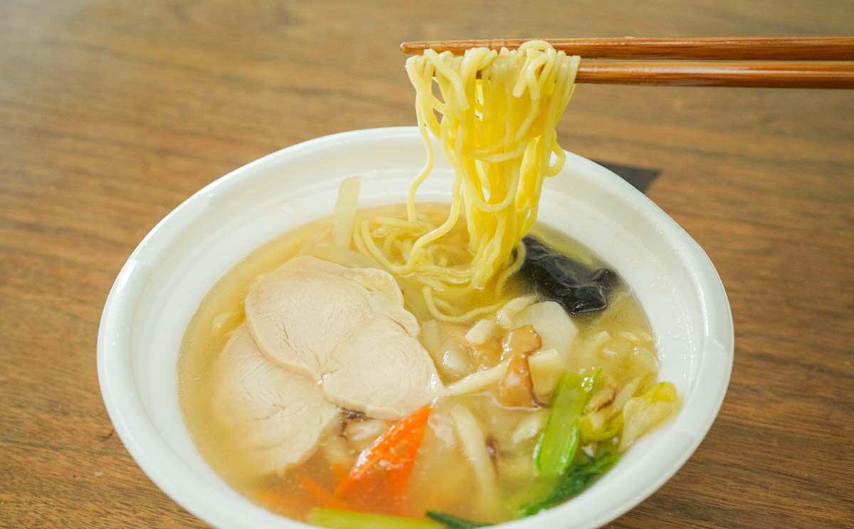 「具がいっぱい」「さすがのおいしさ」【セブン】銘店が手掛けた麺とは?