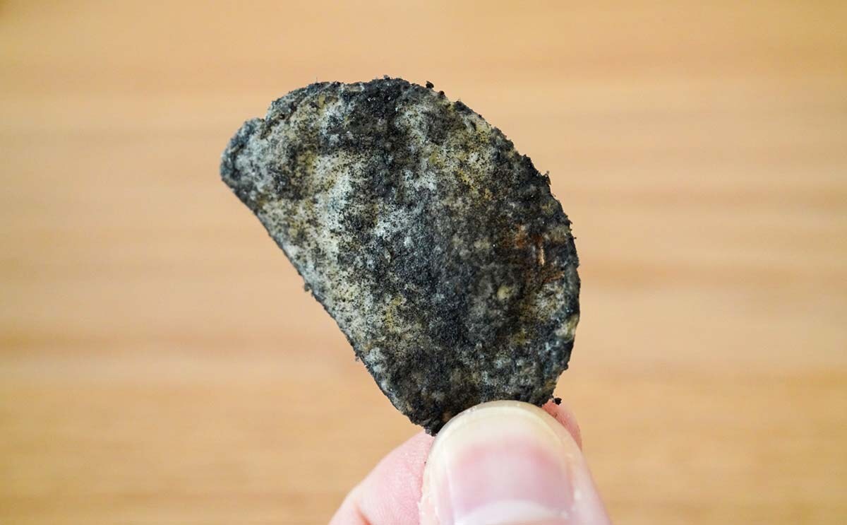 「おつまみに良い」「買いに行こう」【セブン限定】ポテトチップスが黒すぎる