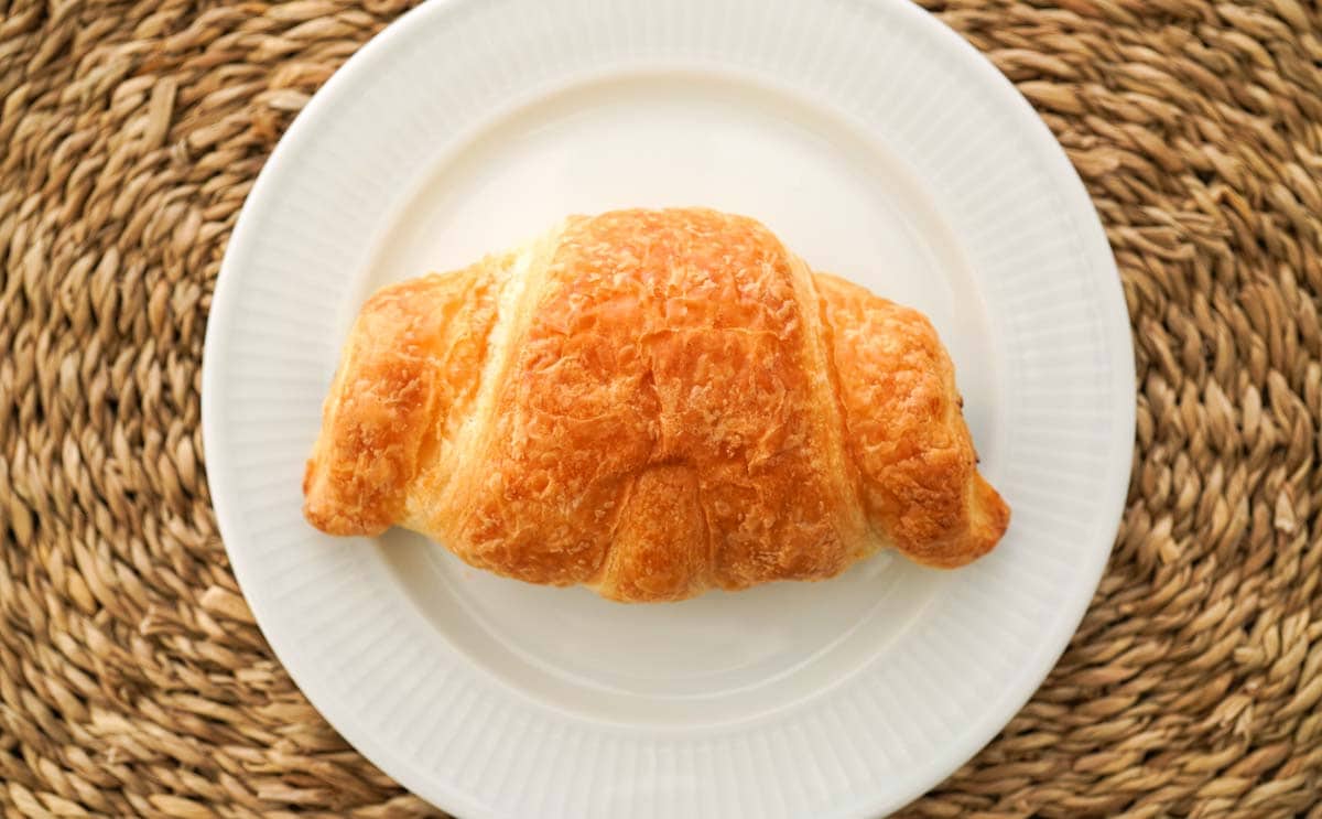 「美味しすぎる」「苦い…」【セブン】新発売パンは好みが分かれる?