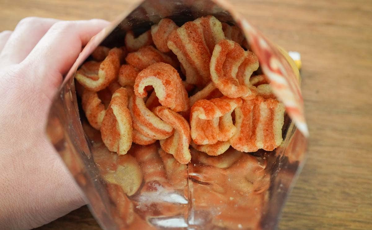 【セブン】新発売のスナック菓子、ピザポテト風のニオイがする