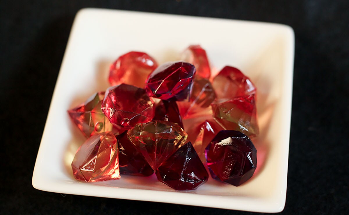 グミ好き界隈でじわじわ来てる!? 【ファミマ先行発売】のまるで宝石のような新商品とは