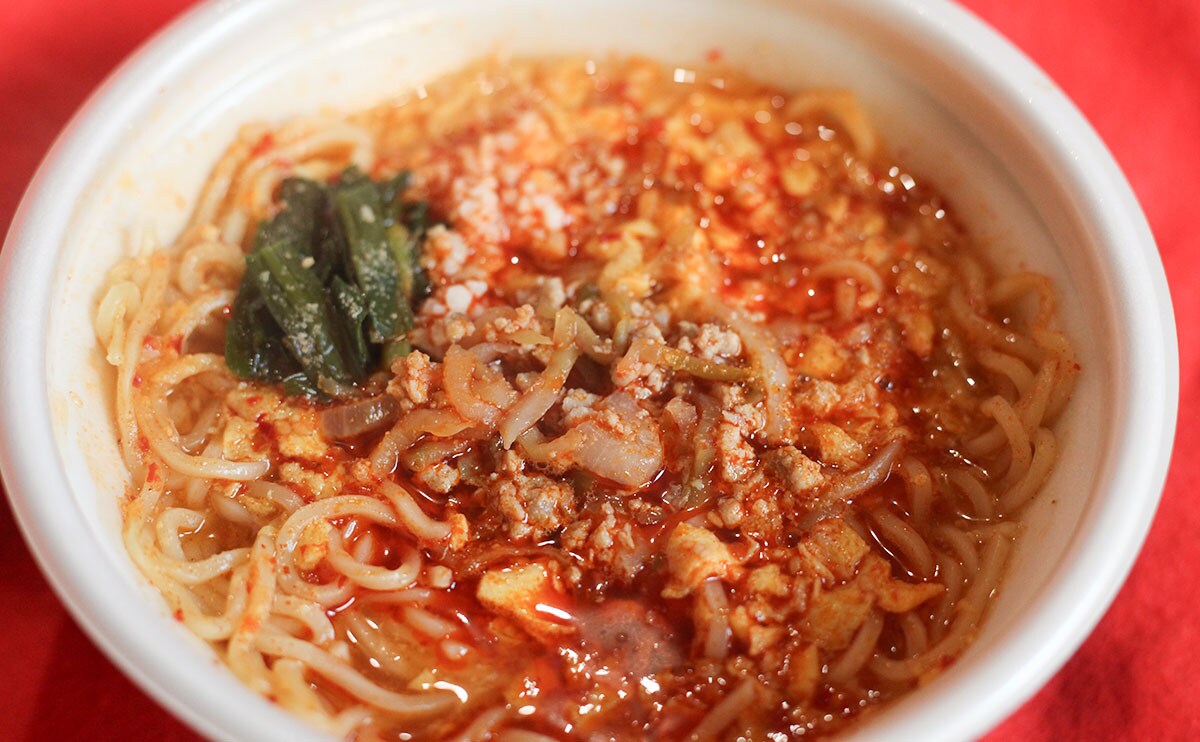 日高屋×ローソンの激熱コラボ。パンチの効いた『担々麺』が新登場