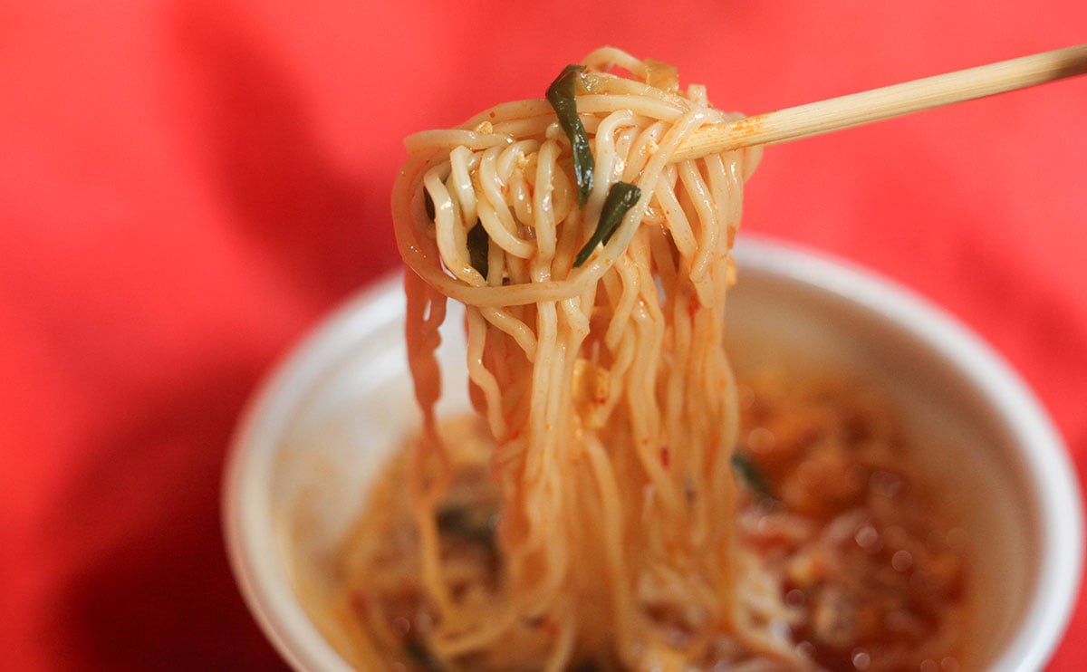 日高屋×ローソンの激熱コラボ。パンチの効いた『担々麺』が新登場