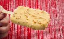 「完璧なうまさ」【ファミマ限定】森永製菓の「キャラメルアーモンドアイスバー」はお値段以上のおいしさ