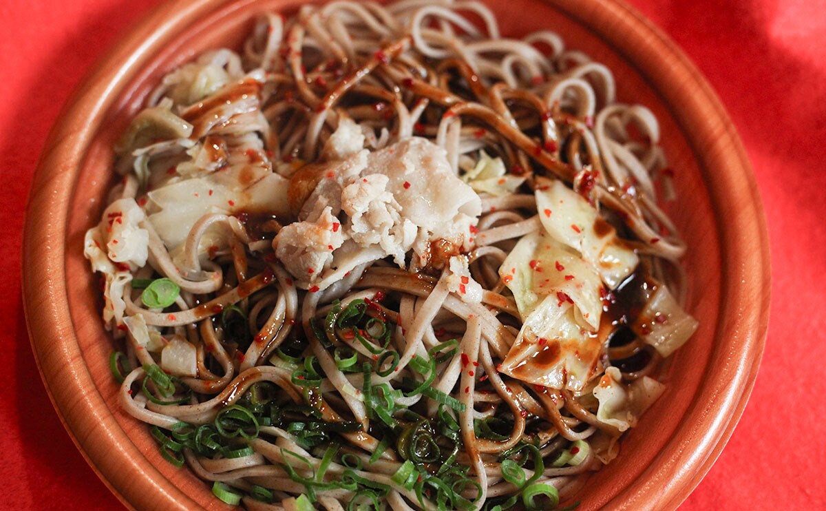 まかないを商品化?菰田欣也シェフ監修『麻辣まぜ蕎麦』はクセ強めだった