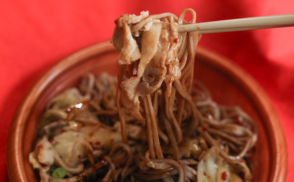 まかないを商品化？菰田欣也シェフ監修『麻辣まぜ蕎麦』はクセ強めだった